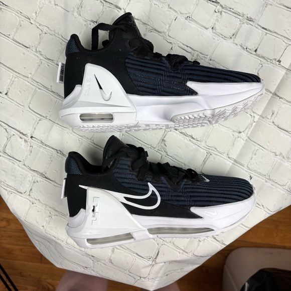 NWOBox Nike LeBron Witness VI basketball shoes kids size 4.5 = Women’s size 6 - Picture 2 of 7